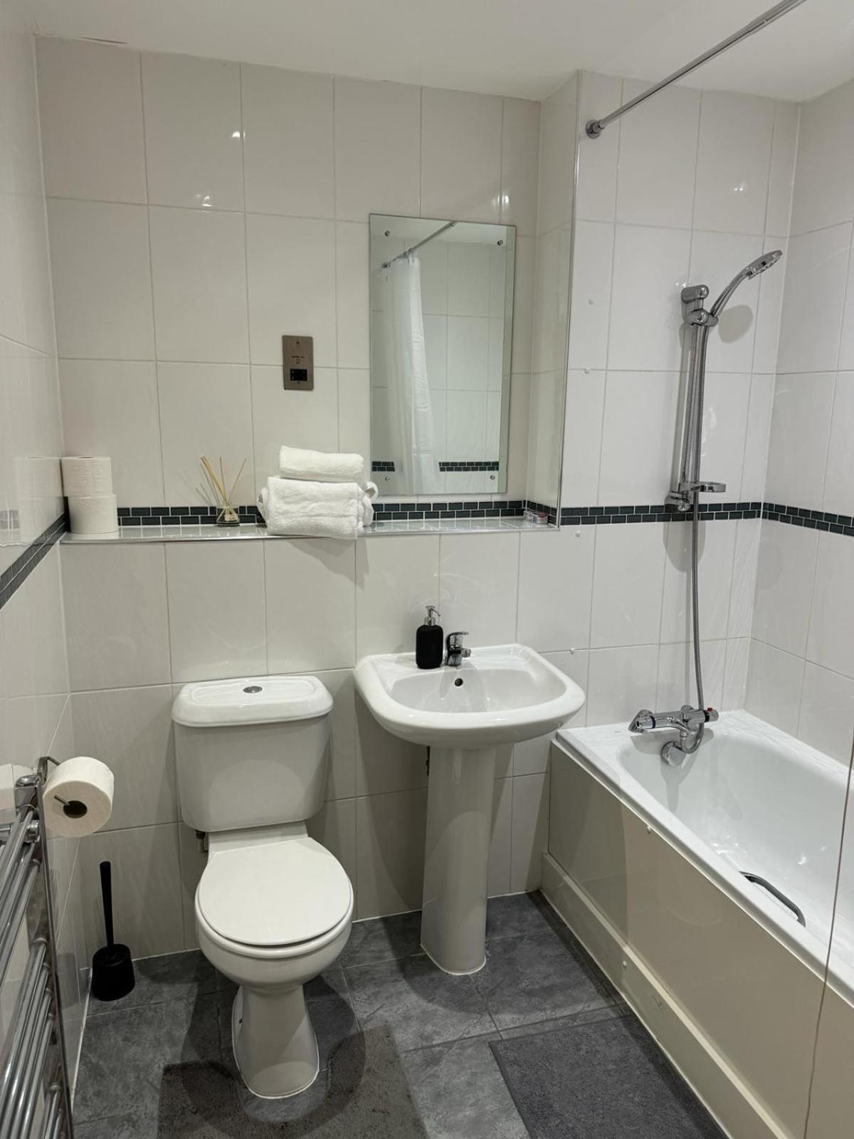 Spacious 2 Bedrooms Apartment In Stratford London Eksteriør billede